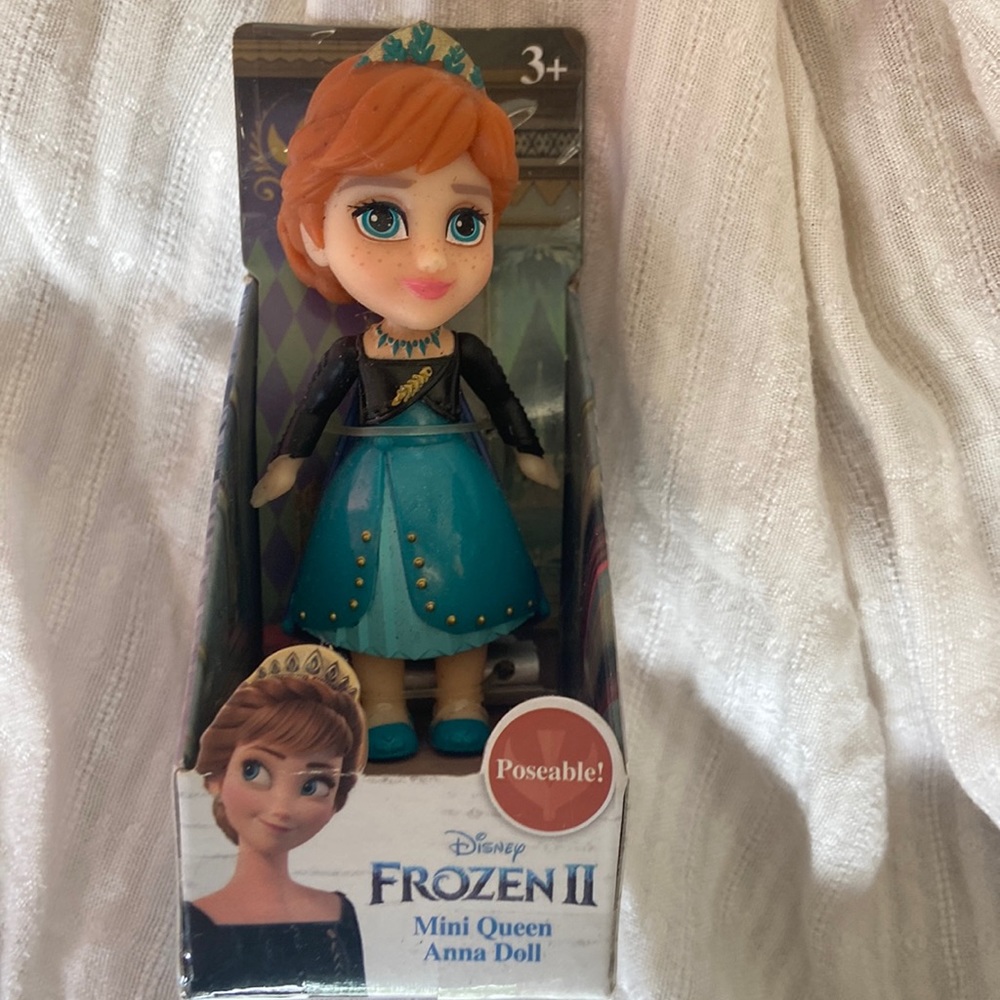 Frozen ll Mini Queen Anna doll